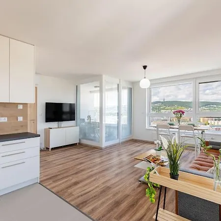 Panoramic View Close To Hockey Stadium Lägenhet