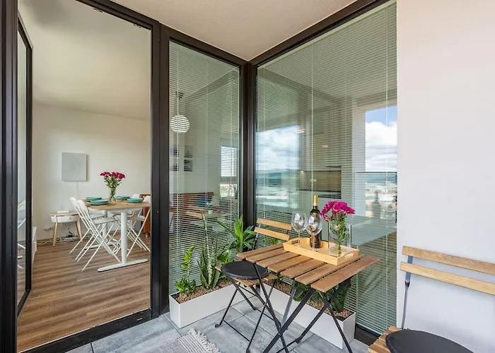 Apartment Panoramic View Close To Hockey Stadium *